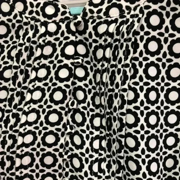 Croft&Barrow plus size 2X blouse/top black‎ and white with flower design - Picture 2 of 9